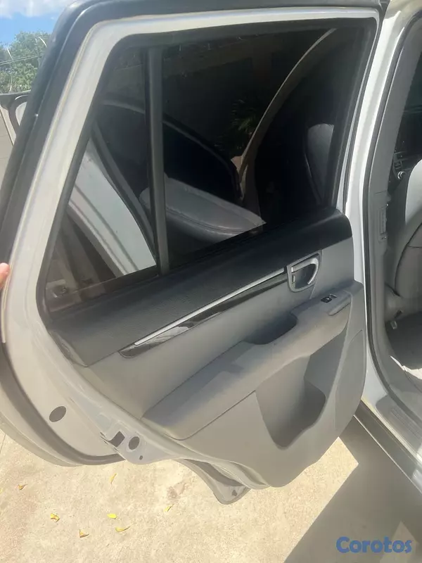 jeepetas y camionetas - Hyundai Santa Fe, muy buenas condiciones y buen precio  12