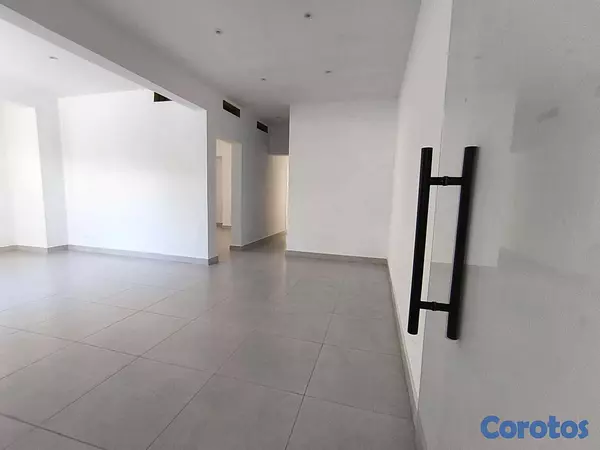 oficinas y locales comerciales - Local en primer piso en la Julia  2