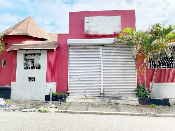 oficinas y locales comerciales - Local esquinero en Venta  3