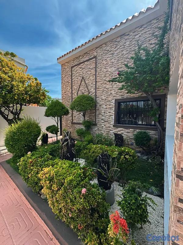 casas - Casa amplia, segura y lista para vivir-San Isidro 2