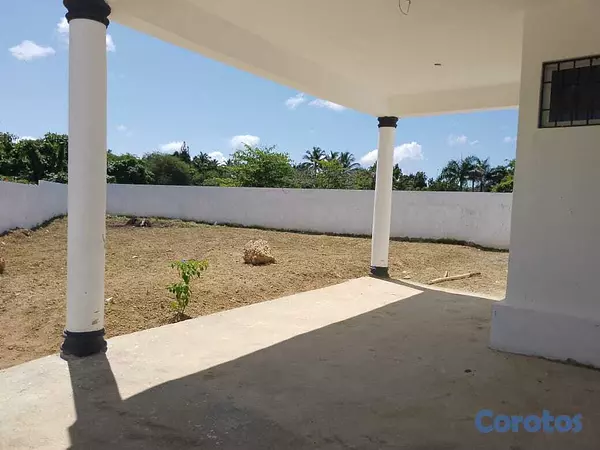 casas - Hermosa y cómoda casa en solar de 300m2, patio y t 12