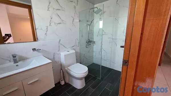 apartamentos - alquiló piantini piso 8 tres habitaciones con su baño family dos parqueos balcón 4
