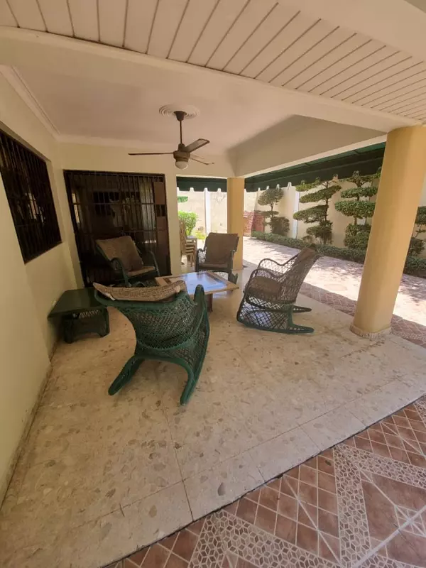 casas - Vendo Casa en el Sector Altos de las praderas2 niveles de 493 mt2.  2