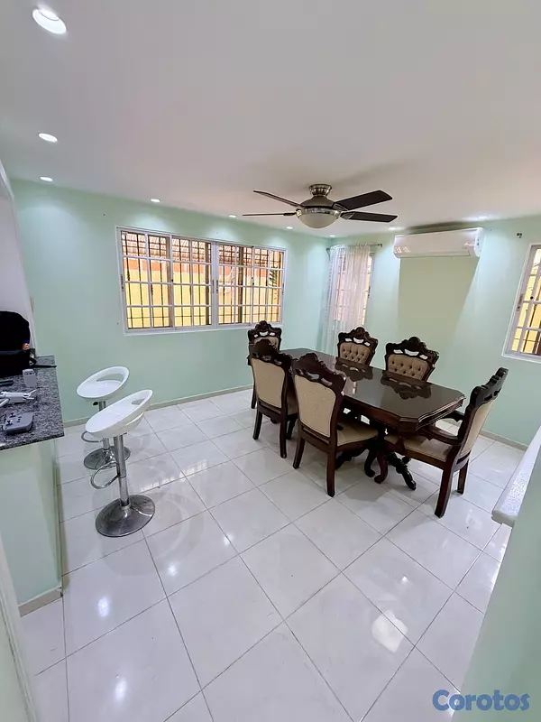 casas - Se vende casa frente a la Sirena de la charles de  6