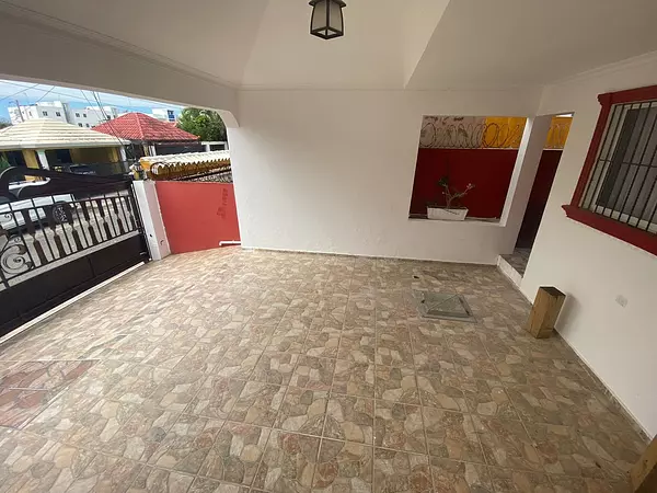casas - Amplia Casa 2 Niveles en Venta en Jardines del Norte 5