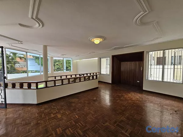 casas - Casa de 5 habitaciones 4 baños 4 parqueos en alqui 9