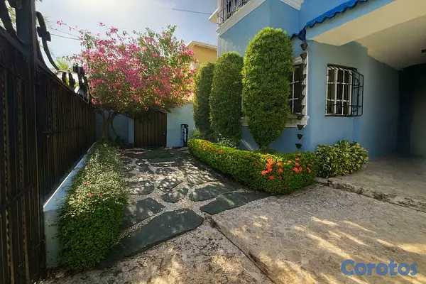 casas - Casa en Venta en La Castella con Patio y Remodelada 3
