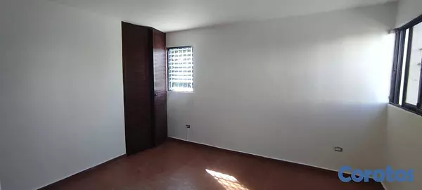 oficinas y locales comerciales - OFICINA 27 de Febrero impecables, muchos parqueos para su uso contactame  5