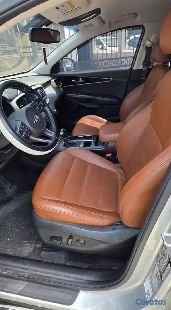jeepetas y camionetas - Vendo Kia Sorento 3 filas de asientos año 2018  4