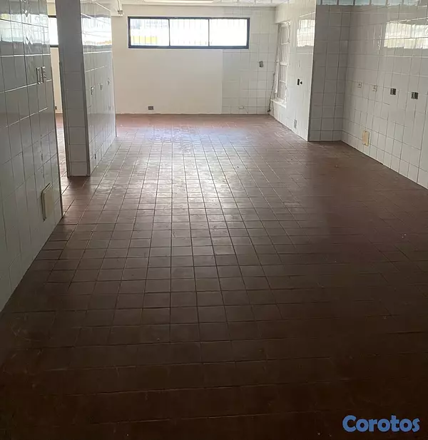 oficinas y locales comerciales - Local de 200m2 ensanche Julieta primer piso 8