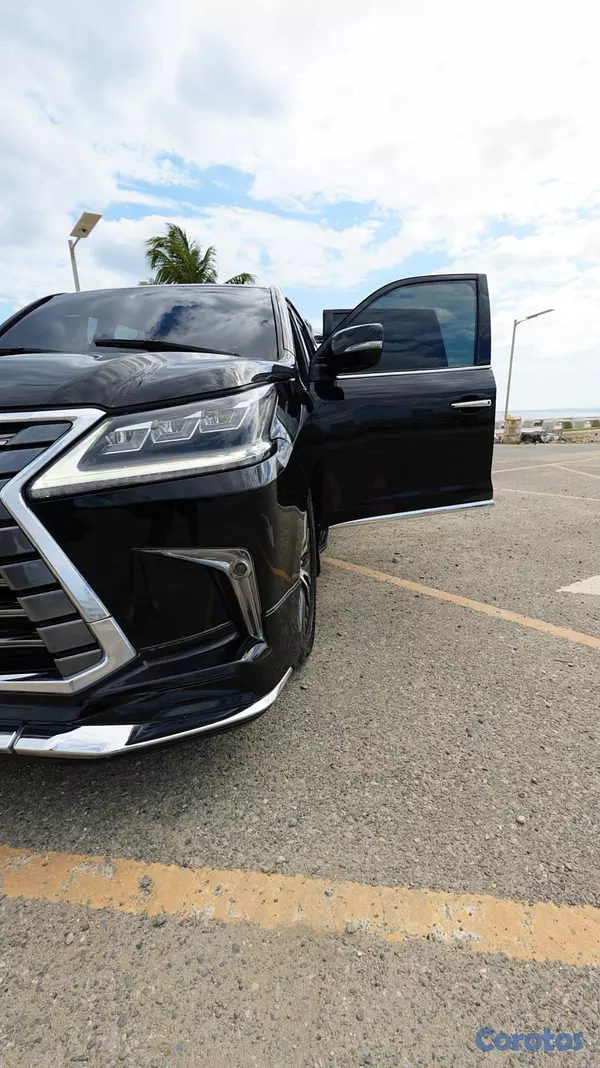 jeepetas y camionetas - Lexus LX 570 2016 135,000km en excelentes condicio 14