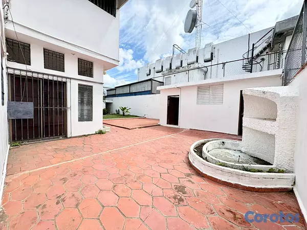 casas - Casa comercial de 221m2 en alquiler en Los Prados 6