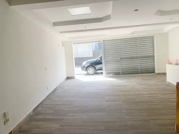 oficinas y locales comerciales - Local céntrico en Evaristo morales  3