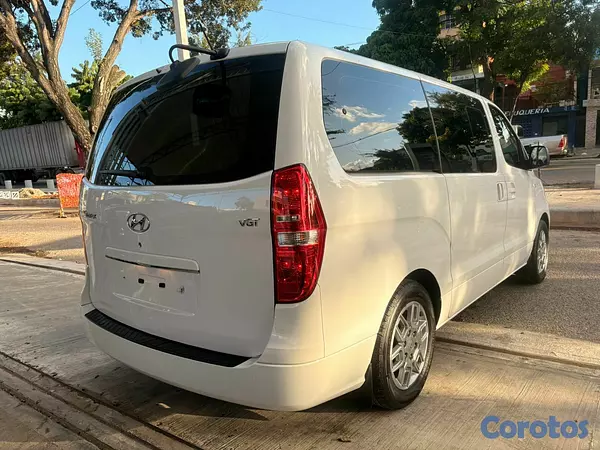 jeepetas y camionetas - 2021 Hyundai Grand Starex 12 Pasajeros 7