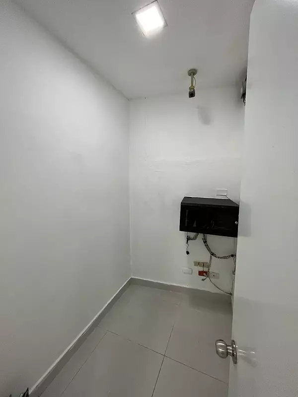 oficinas y locales comerciales - Oficina amueblada en alquiler en Arroyo hondo viejo cerca de la Av 27 de Febrero 8