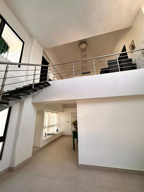 apartamentos - VENDO.
Espacioso apartamento de dos niveles en Bella Vista. 

 3