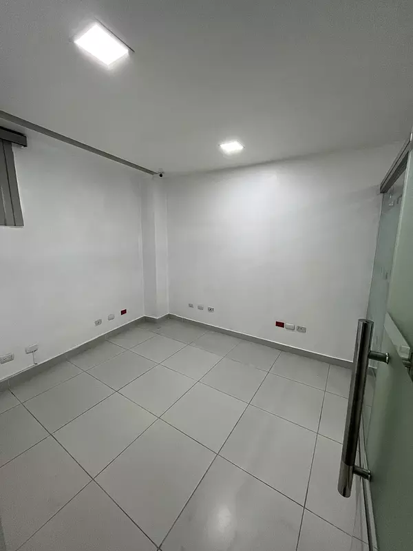 oficinas y locales comerciales - Oficina amueblada en alquiler en Arroyo hondo viejo cerca de la Av 27 de Febrero 5