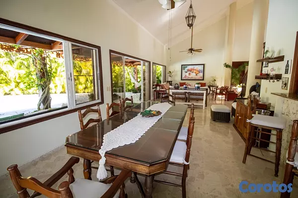 casas vacacionales y villas - Espaciosa villa de estilo clásico distribuida en dos niveles. 4