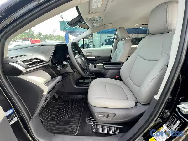 jeepetas y camionetas - Toyota Sienna LE 2022 8