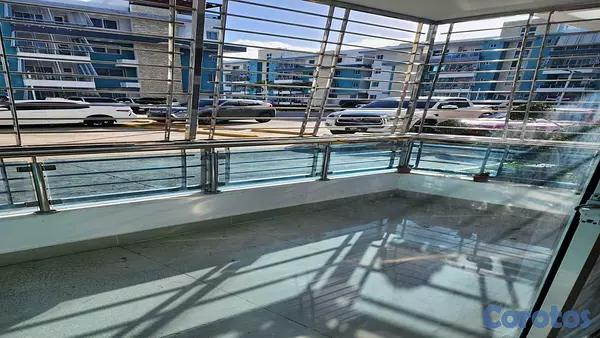 apartamentos - Apartamento en 1er nivel de 3 hab. Con balcón, 2 parqueos y área de servicio 7