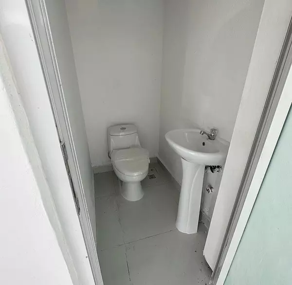 oficinas y locales comerciales - Local céntrico en Primer nivel  2