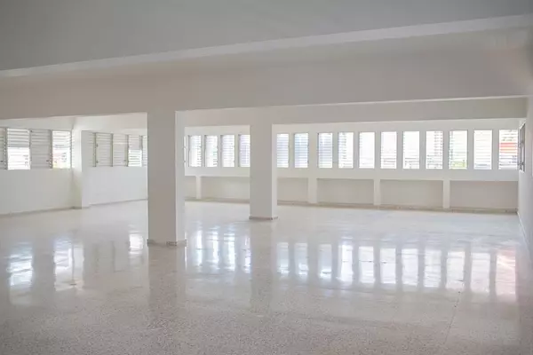 oficinas y locales comerciales - Local en Evaristo Morales 7