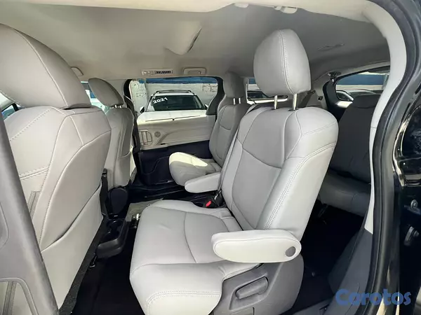 jeepetas y camionetas - Toyota Sienna LE 2022 9