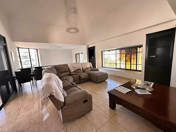 apartamentos - VENDO.
Espacioso apartamento de dos niveles en Bella Vista. 

 5