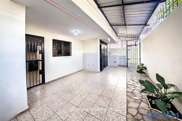 casas - Venta de Amplia Casa de 2 niveles en Miramar – Av. Independencia 20