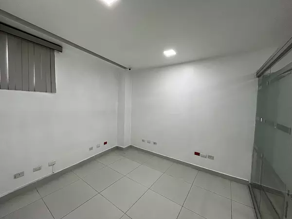 oficinas y locales comerciales - Oficina amueblada en alquiler en Arroyo hondo viejo cerca de la Av 27 de Febrero 7