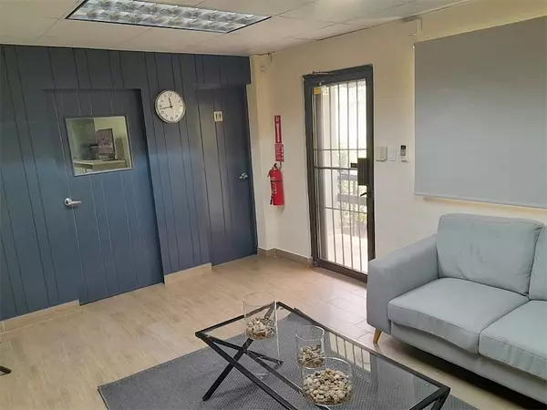 oficinas y locales comerciales - Local amoblado en Evaristo  7