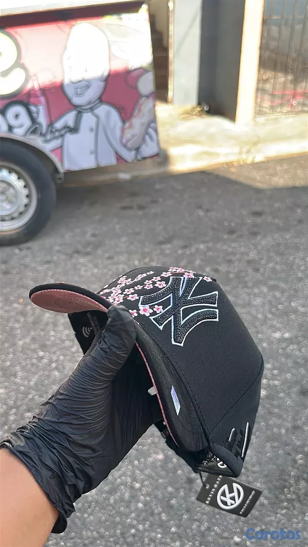 ropa para hombre - Gorra Original New Era NY Sakura Negra 🌸🖤 3