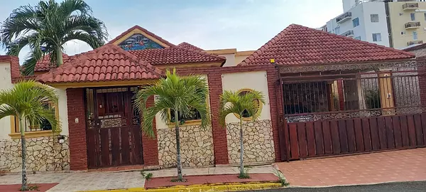 casas - Amplia Vivienda ubicada en Urb. Thomen  1