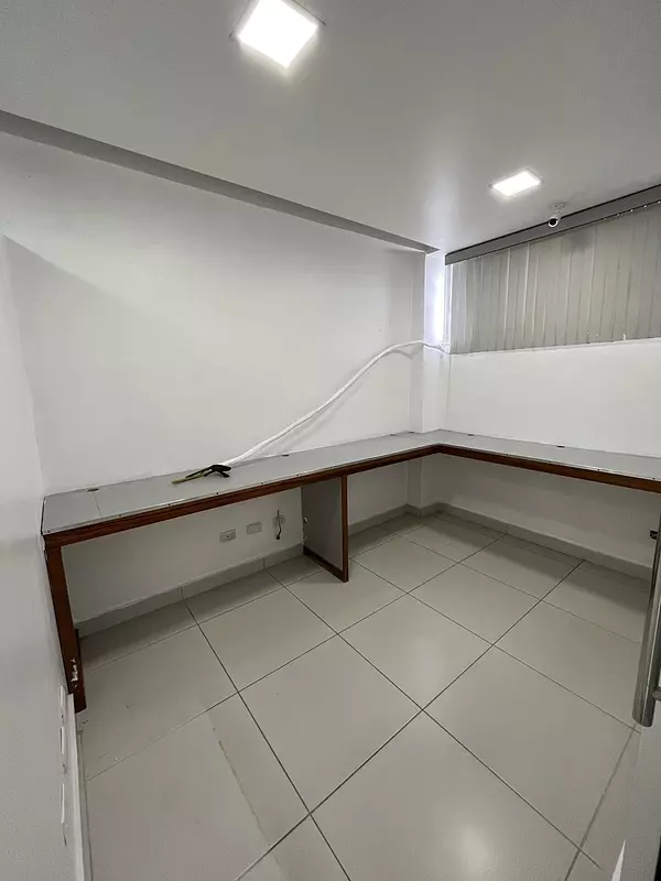 oficinas y locales comerciales - Oficina amueblada en alquiler en Arroyo hondo viejo cerca de la Av 27 de Febrero 9