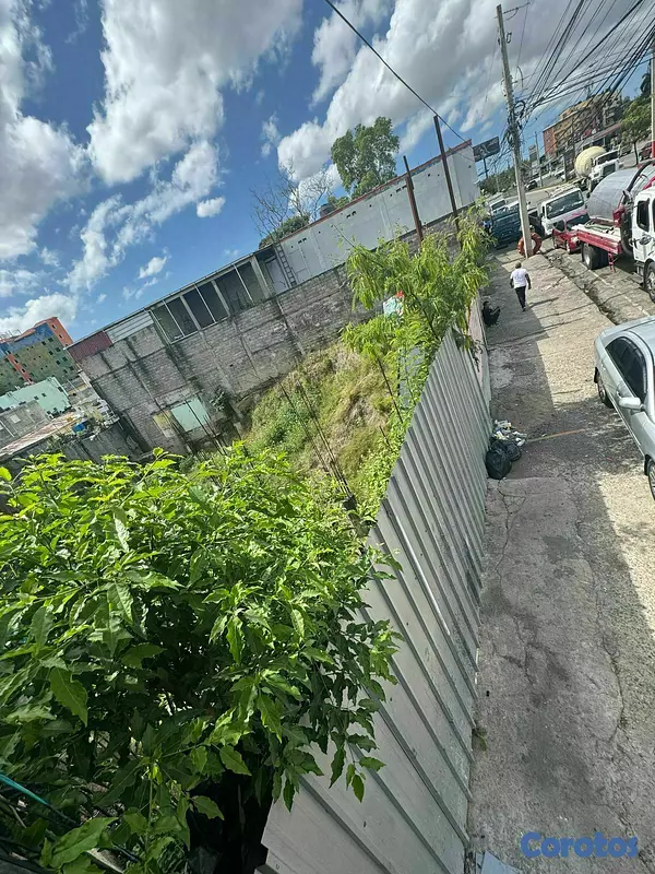solares y terrenos - VENDO Solar de 785 Mts En La Av. Los Próceres 8
