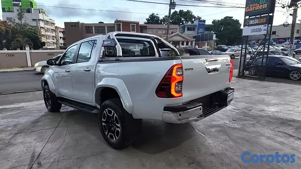 jeepetas y camionetas - Toyota Hilux SRX 2025 4