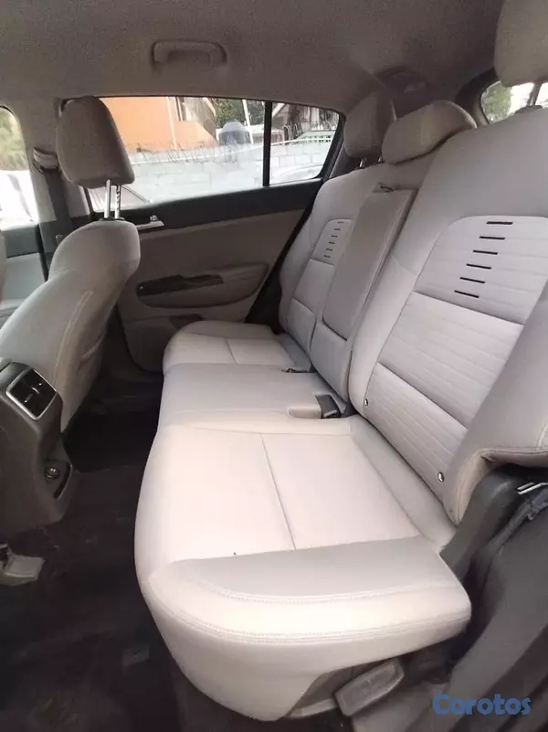 jeepetas y camionetas - Venta o traspaso Kia Sportage 2018. Venta RD$1,000,000 neg./ Traspaso RD$400,000 9