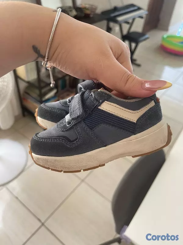 ropa y zapatos - vendo dos pares de zapatos y dos shorts de bebé  2