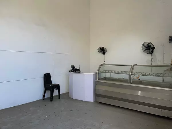 oficinas y locales comerciales - Se vende Local en Brisas de La Charles 6