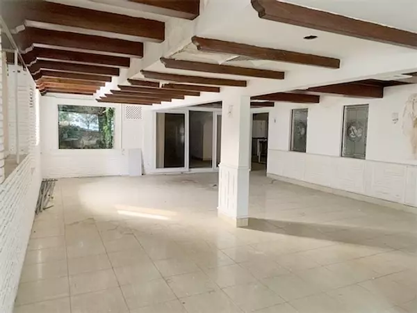 oficinas y locales comerciales - Local con espacio abierto en zona de Naco 2