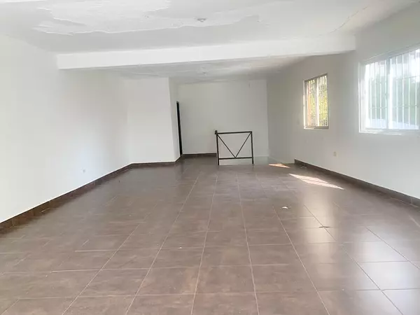 oficinas y locales comerciales - Local céntrico en Evaristo morales  5