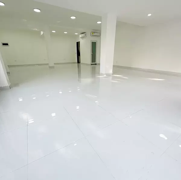 oficinas y locales comerciales - Local céntrico en Primer nivel  6