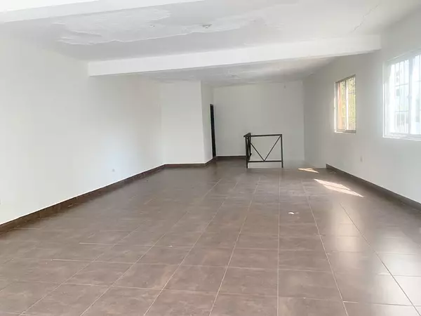 oficinas y locales comerciales - Local céntrico en Evaristo morales  6