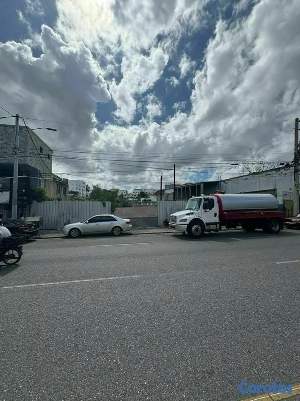 solares y terrenos - VENDO Solar de 785 Mts En La Av. Los Próceres 10