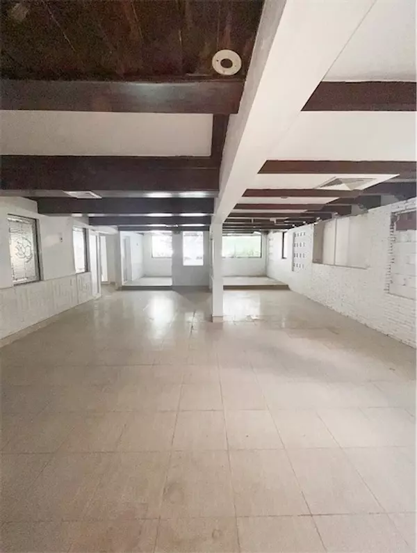 oficinas y locales comerciales - Local con espacio abierto en zona de Naco 7