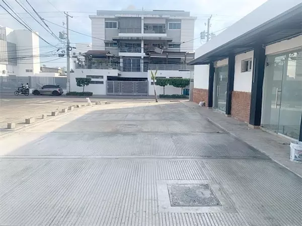 oficinas y locales comerciales - Local céntrico en los prados  4