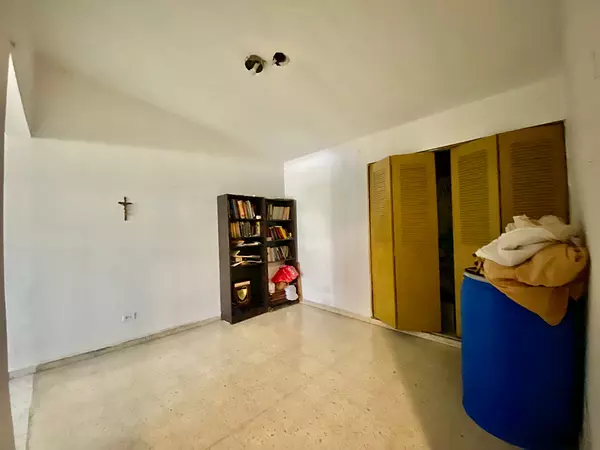 casas - Vendo casa de oportunidad en la Avenida  Próceres. 2