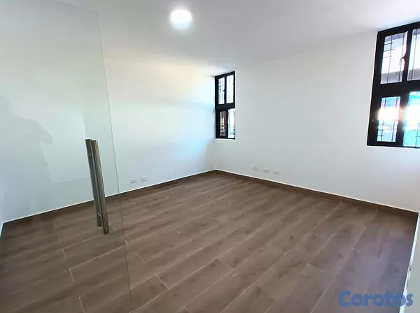 oficinas y locales comerciales - Oficina en alquiler primer nivel en la 27 de febre 1