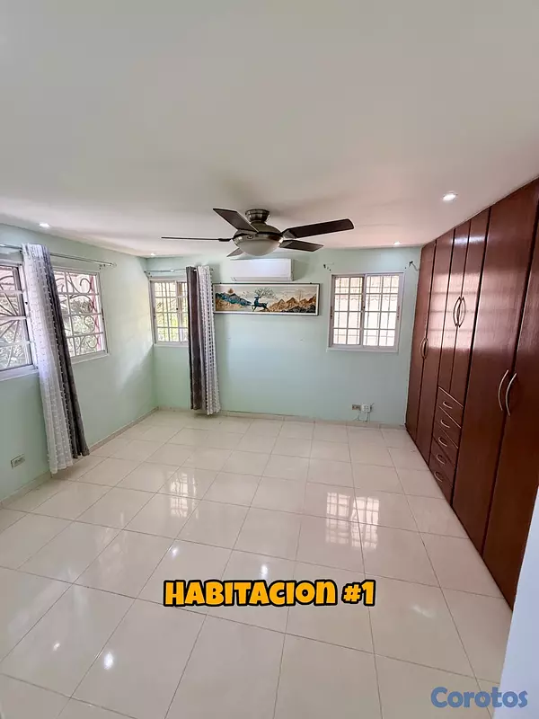 casas - Se vende casa frente a la Sirena de la charles de  1