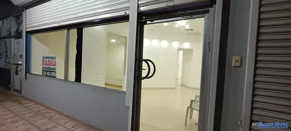 apartamentos - Plaza comercial excelente para Oficina o negocio, varios parqueos, 130 mts . 8